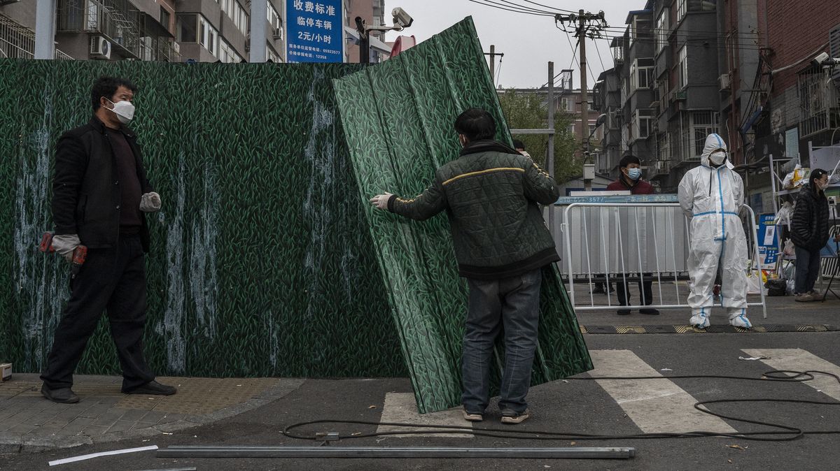 Fotky: Kovová stěna, jídlo z tašky, měsíce bez rodin. Co vyhání Číňany do ulic